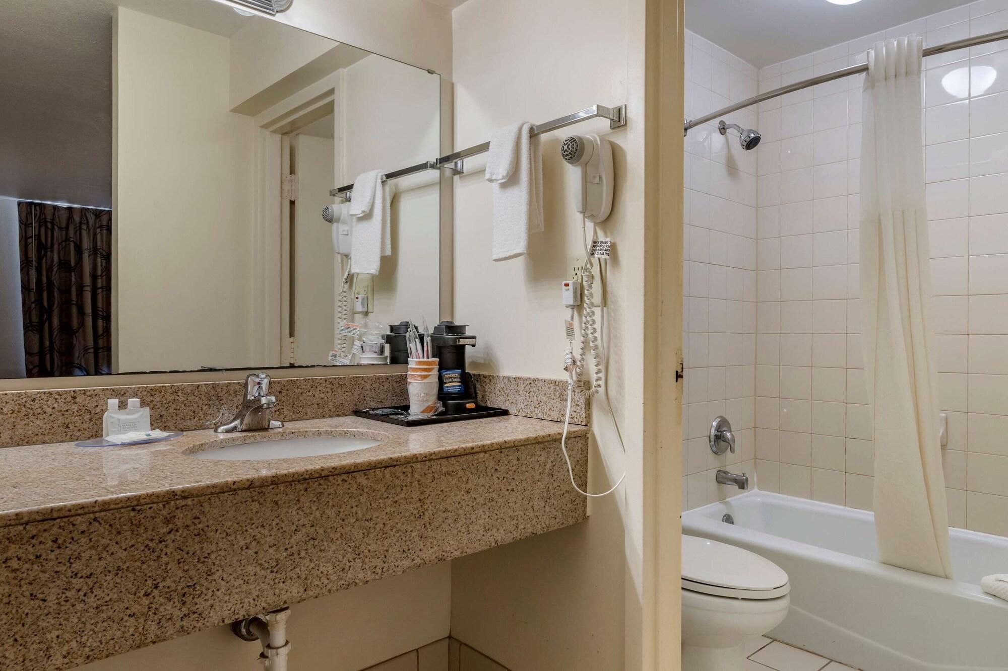 Quality Inn At Town Center Бюфорт Екстериор снимка